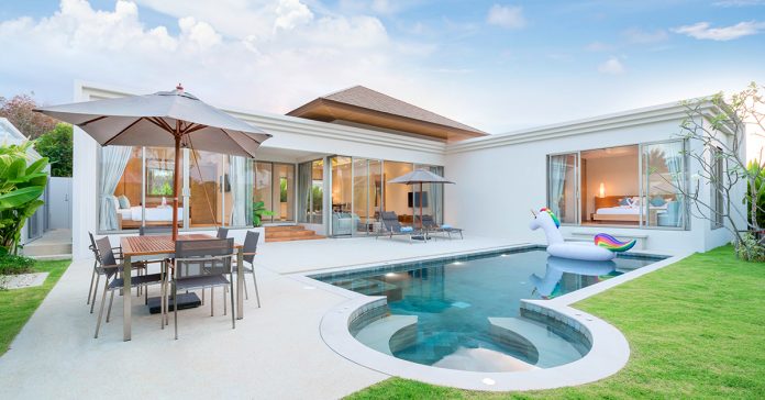 krasny dizajnovy biely dom s bazenom