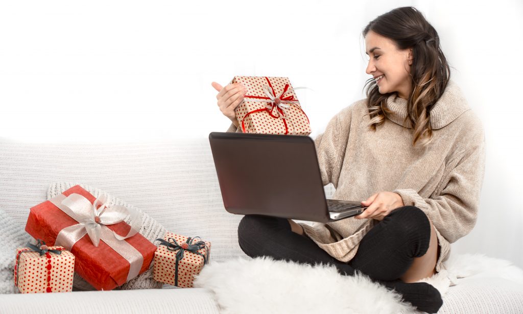 beautiful-woman-with-computer-christmas-gifts-1024x615 S našimi tipmi zaručene ušetríte na Vianoce!